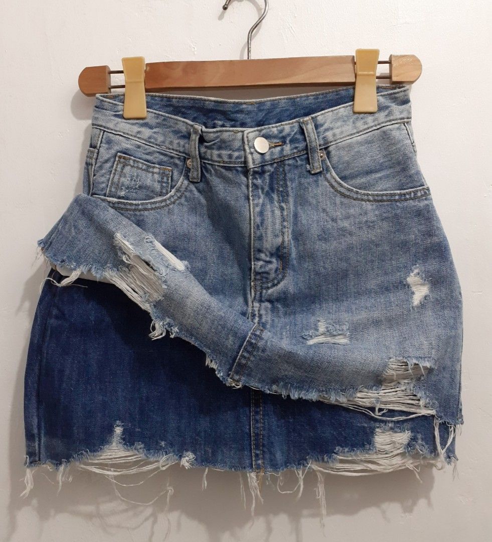 MOTO MINI DENIM RIPPED SKIRT (Category: Skirts) located in Manila. Submitted by eriiicaspage (Listing ID 1325306018, Image 1). Description: PREOWNED ^LIKENEW Washed /Never Worn MOTO MINI DENIM RIPPED SKIRT BLUE MEDIUM W 14 X L15 Waist fits 27-28 " Non Stretch bought in Japan Excellent Condition 10/10.