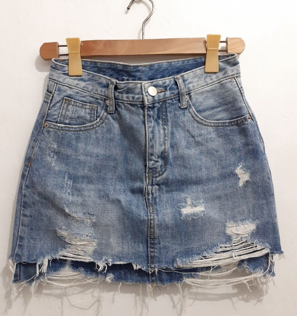 MOTO MINI DENIM RIPPED SKIRT (Category: Skirts) located in Manila. Submitted by eriiicaspage (Listing ID 1325306018, Image 2). Description: PREOWNED ^LIKENEW Washed /Never Worn MOTO MINI DENIM RIPPED SKIRT BLUE MEDIUM W 14 X L15 Waist fits 27-28 " Non Stretch bought in Japan Excellent Condition 10/10.