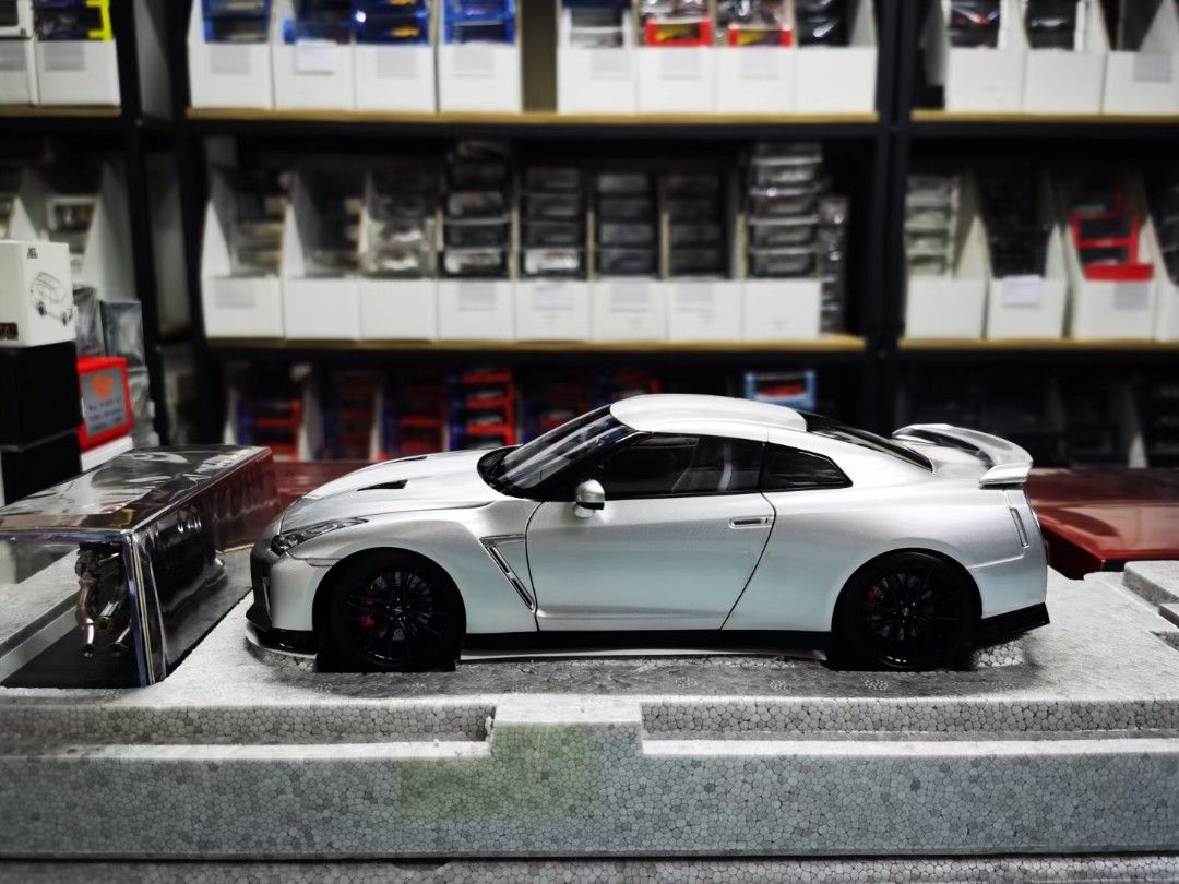 Motorhelix 1:18 - Voiture de sport miniature - Nissan GT-R (R35) 50th