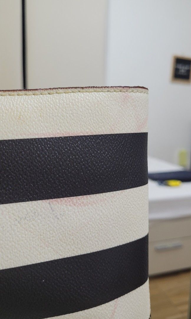 ORIGINAL Kate Spade Tote (Category: Luxury Bags & Wallets) located in Las Pinas. Submitted by declutterthevault (Listing ID 1325364002, Image 3). Description: ▶️ Fixed Price ▶️ If sensitive, DO NOT inquire. This is not for sensitive buyers ▶️ Bought for $79 (PHP6,600) in the US.