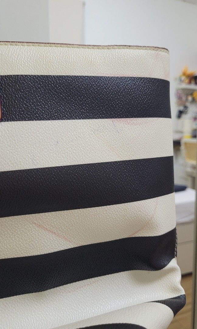 ORIGINAL Kate Spade Tote (Category: Luxury Bags & Wallets) located in Las Pinas. Submitted by declutterthevault (Listing ID 1325364002, Image 2). Description: ▶️ Fixed Price ▶️ If sensitive, DO NOT inquire. This is not for sensitive buyers ▶️ Bought for $79 (PHP6,600) in the US.