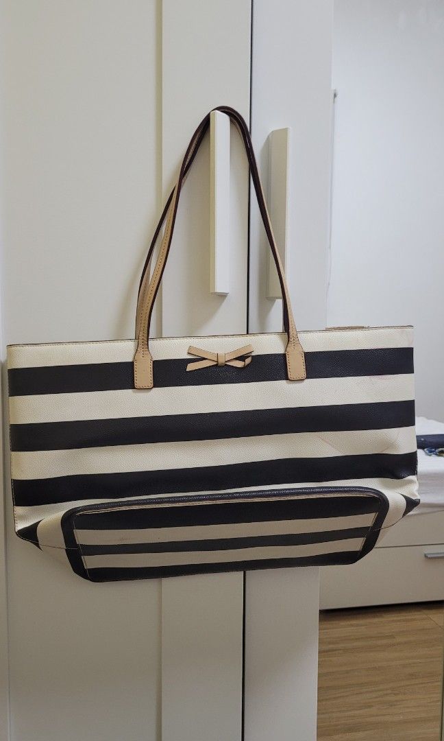 ORIGINAL Kate Spade Tote (Category: Luxury Bags & Wallets) located in Las Pinas. Submitted by declutterthevault (Listing ID 1325364002, Image 1). Description: ▶️ Fixed Price ▶️ If sensitive, DO NOT inquire. This is not for sensitive buyers ▶️ Bought for $79 (PHP6,600) in the US.