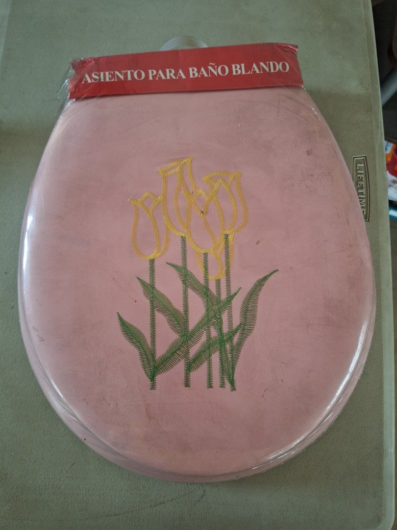 Toilet Seat Cover (Category: Bathroom & Kitchen Fixtures) located in Marikina City. Submitted by thesecondroomph (Listing ID 1325292617, Image 1). Description: old toilet seat covers, but never been used or opened.