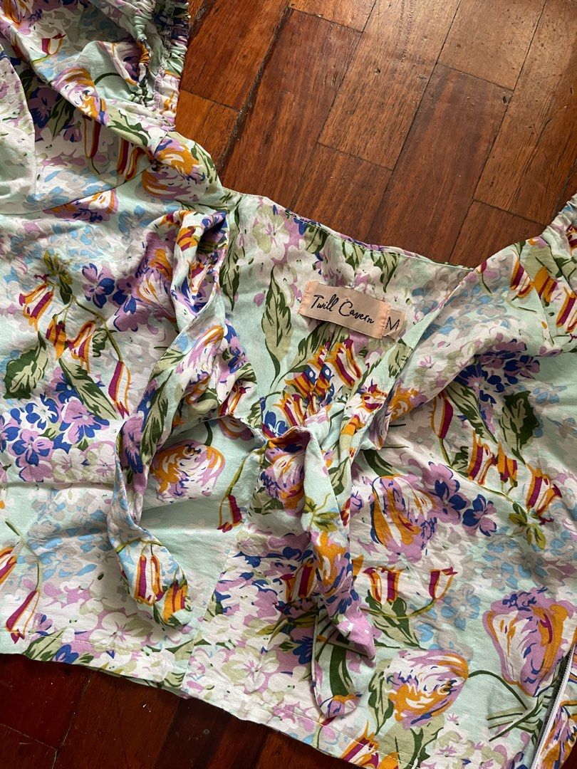 Twill Cavern Floral Crop top (Category: Others Tops) located in Paranaque City. Submitted by stphraynes (Listing ID 1325290974, Image 3). Description: Twill Cavern Floral Crop Top - Size: Medium - Floral Crop top.