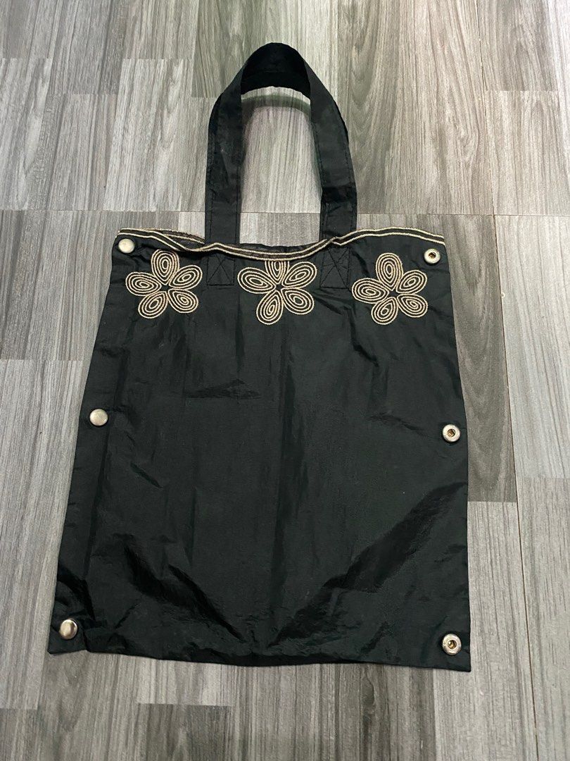 YSL Mini HandBag / Dust Bag (Category: Luxury Bags & Wallets) located in Antipolo. Submitted by marcoandpaolomerchandise (Listing ID 1325342185, Image 2). Description: Manipis lang sya Maliit lang as in lagayan lang ng CP Walang Etiquette, Pero naka YSL ang mga button sa side. 8.5”x9.5” Manipis lang po sya ❇️ J A P A N 🇯🇵 G O O D S 🛍️ & MIX ITEMS 🔴 Brand new & 🟢 Preloved 📌FB Page: Marco and Paolo Merchandise 📍 Location: Pagrai Antipolo 🛳️