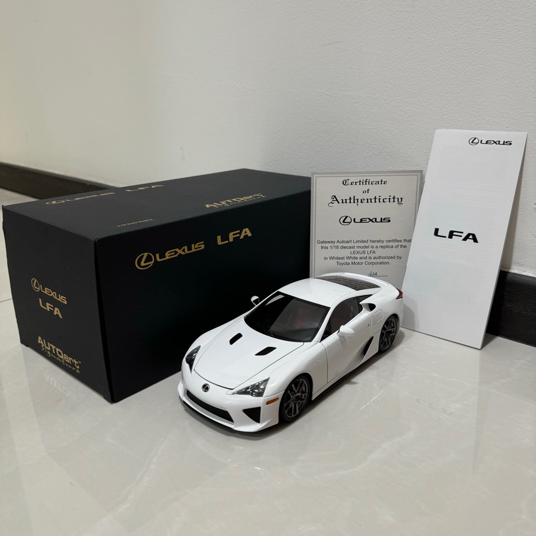 AUTOart 1/18レクサス LFA Signatureモデル AUTOart 1/18 レクサス LFA （ホワイテスト・ホワイト／ブラック