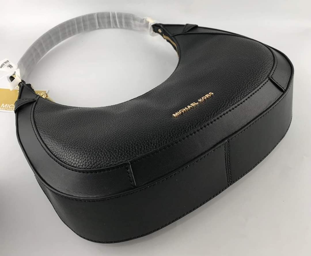 🍀 MK Preston Small Hobo (Category: Luxury Bags & Wallets) located in Manila. Submitted by shan_kenz (Listing ID 1325527931, Image 3). Description: 🍀 MK Preston Small Hobo ▪️H: 14.5cm x W: 27cm x D: 6cm. ▪️Handle drop: 25cm 💰P2,400 ▪️Actual photo ▪️Plus SF.