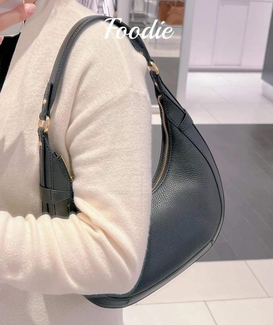 🍀 MK Preston Small Hobo (Category: Luxury Bags & Wallets) located in Manila. Submitted by shan_kenz (Listing ID 1325527931, Image 1). Description: 🍀 MK Preston Small Hobo ▪️H: 14.5cm x W: 27cm x D: 6cm. ▪️Handle drop: 25cm 💰P2,400 ▪️Actual photo ▪️Plus SF.