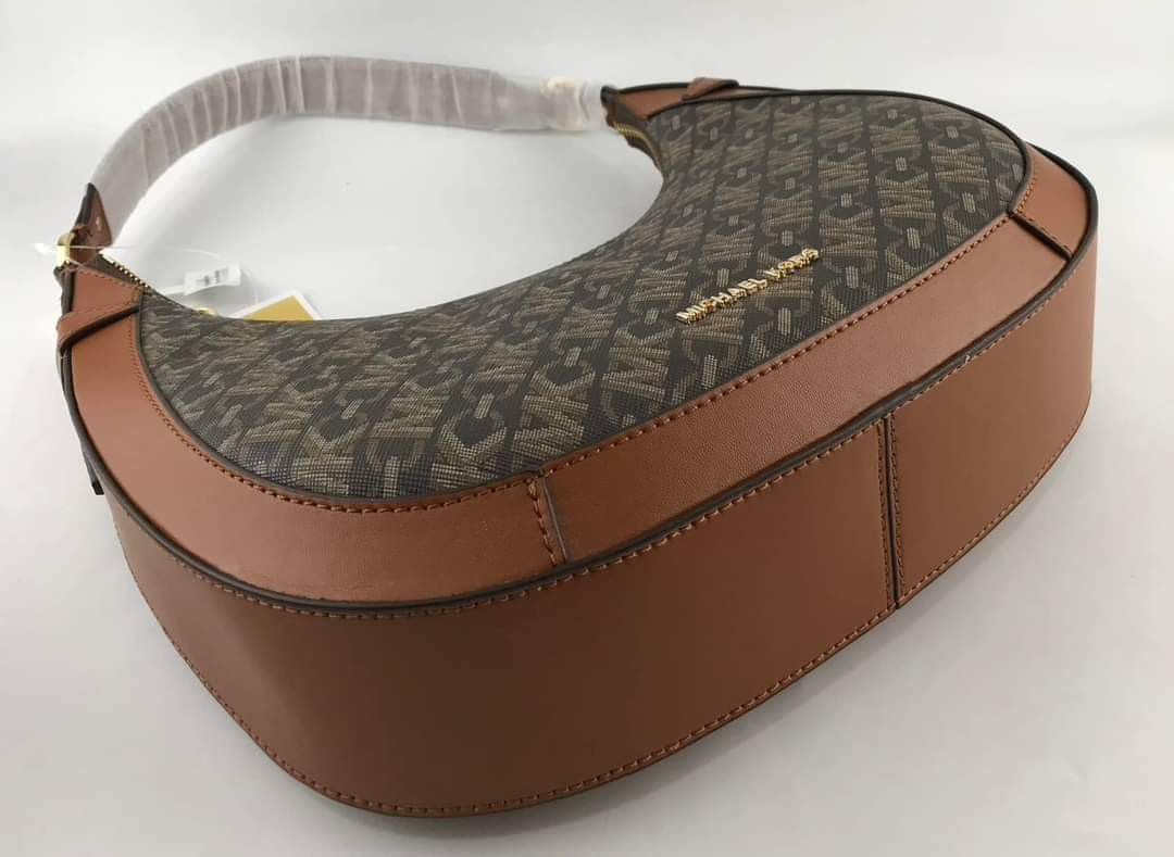 🍀 MK Preston Small Hobo (Category: Luxury Bags & Wallets) located in Manila. Submitted by shan_kenz (Listing ID 1325530027, Image 3). Description: 🍀 MK Preston Small Hobo ▪️H: 14.5cm x W: 27cm x D: 6cm. ▪️Handle drop: 25cm 💰P2,400 ▪️Actual photo ▪️Plus SF.