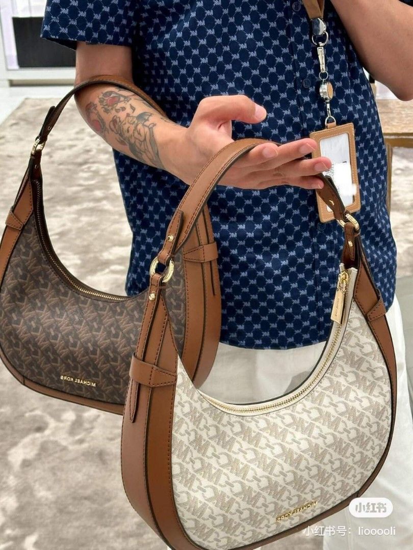 🍀 MK Preston Small Hobo (Category: Luxury Bags & Wallets) located in Manila. Submitted by shan_kenz (Listing ID 1325530027, Image 1). Description: 🍀 MK Preston Small Hobo ▪️H: 14.5cm x W: 27cm x D: 6cm. ▪️Handle drop: 25cm 💰P2,400 ▪️Actual photo ▪️Plus SF.