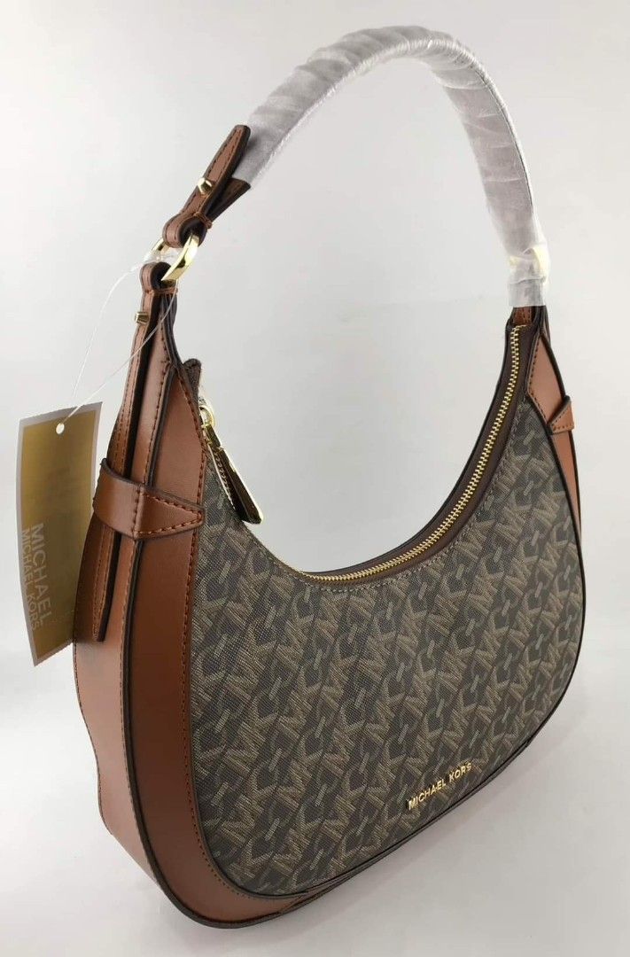 🍀 MK Preston Small Hobo (Category: Luxury Bags & Wallets) located in Manila. Submitted by shan_kenz (Listing ID 1325530027, Image 2). Description: 🍀 MK Preston Small Hobo ▪️H: 14.5cm x W: 27cm x D: 6cm. ▪️Handle drop: 25cm 💰P2,400 ▪️Actual photo ▪️Plus SF.