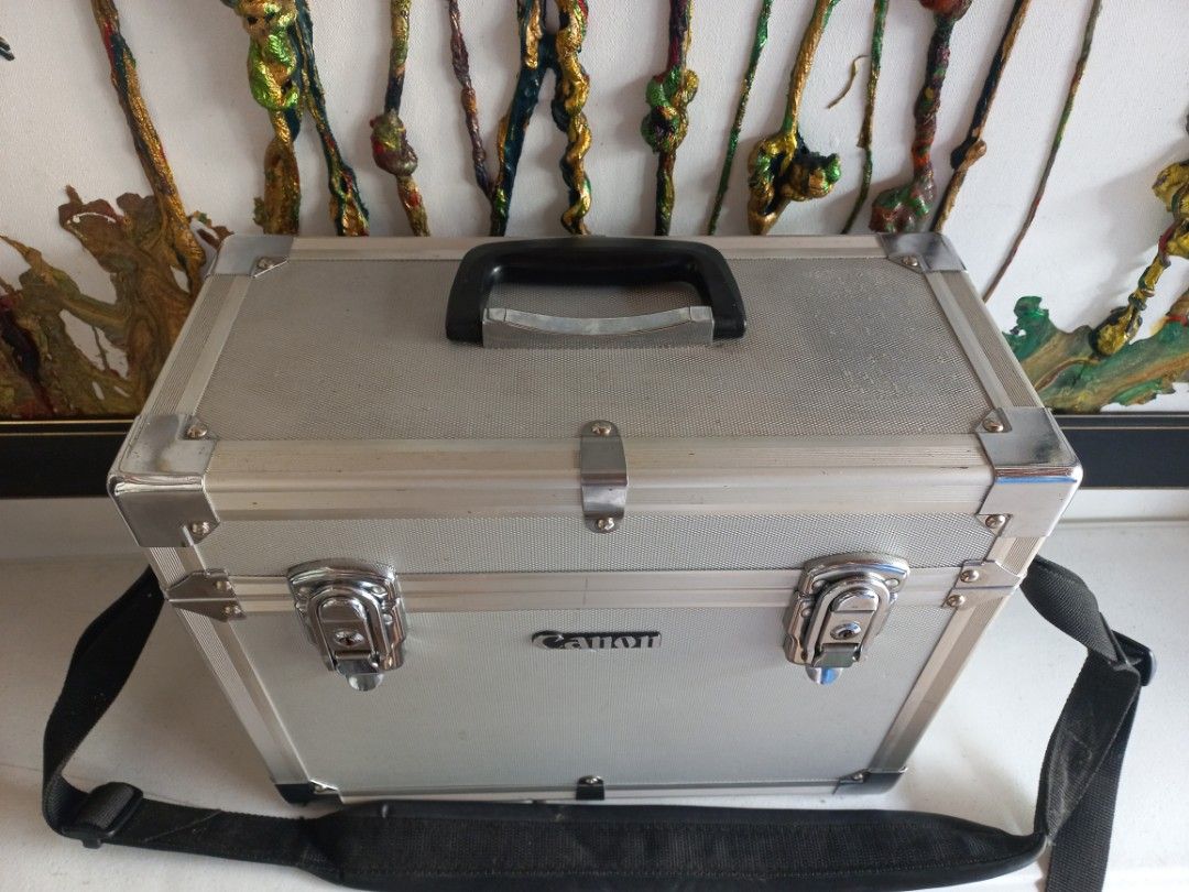 Canon System Case HC-4000 (Category: Camera Bags & Carriers) located in Plaridel. Submitted by collectorscamp (Listing ID 1325516313, Image 2). Description: Canon System Case HC-4000 L:38 W:18 H:30cm In good condition No key.