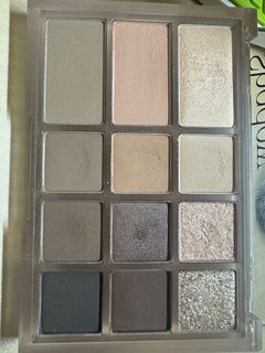 由 second_hand_makeup (刊登 ID 1325506448，圖片 1) 提交，位於 的 (類別：)，說明：。