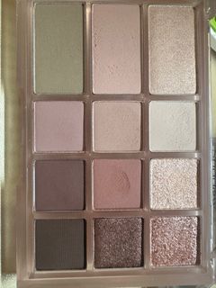 由 second_hand_makeup (刊登 ID 1325506565，圖片 1) 提交，位於 的 (類別：)，說明：。