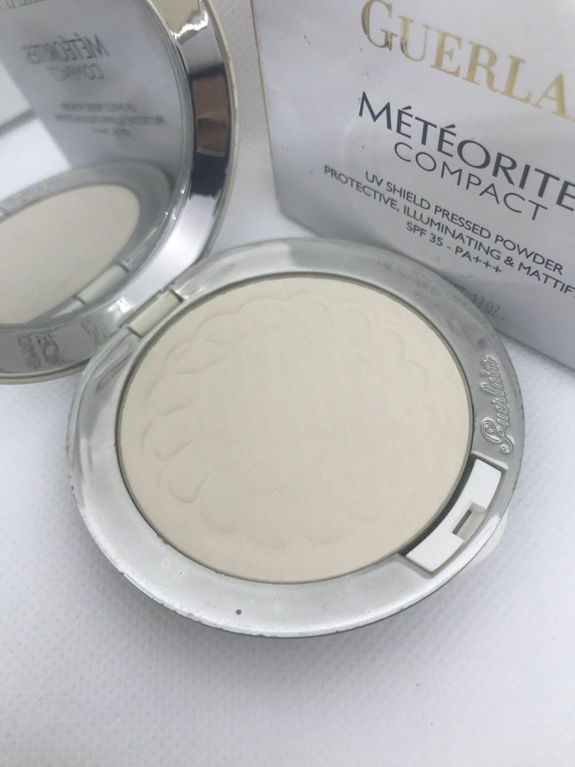 Guerlain Meteorites Compact 00 Blanc De Perle (Category: Makeup) located in Quezon City. Submitted by currency27 (Listing ID 1325553951, Image 3). Description: An anti-UV & anti-pollution pressed powder. With an anti-humidity, long-wearing formula. Contains Urban Protect Complex, a blend of UVA/UVB sun filters & detoxifying agents. Helps protect the skin from pollution & urban stress. Instantly corrects skin irregularities & imperfections. Infuse