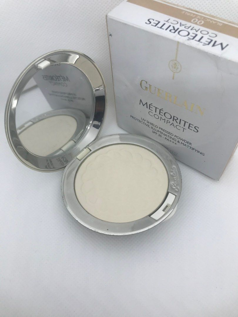 Guerlain Meteorites Compact 00 Blanc De Perle (Category: Makeup) located in Quezon City. Submitted by currency27 (Listing ID 1325553951, Image 2). Description: An anti-UV & anti-pollution pressed powder. With an anti-humidity, long-wearing formula. Contains Urban Protect Complex, a blend of UVA/UVB sun filters & detoxifying agents. Helps protect the skin from pollution & urban stress. Instantly corrects skin irregularities & imperfections. Infuse