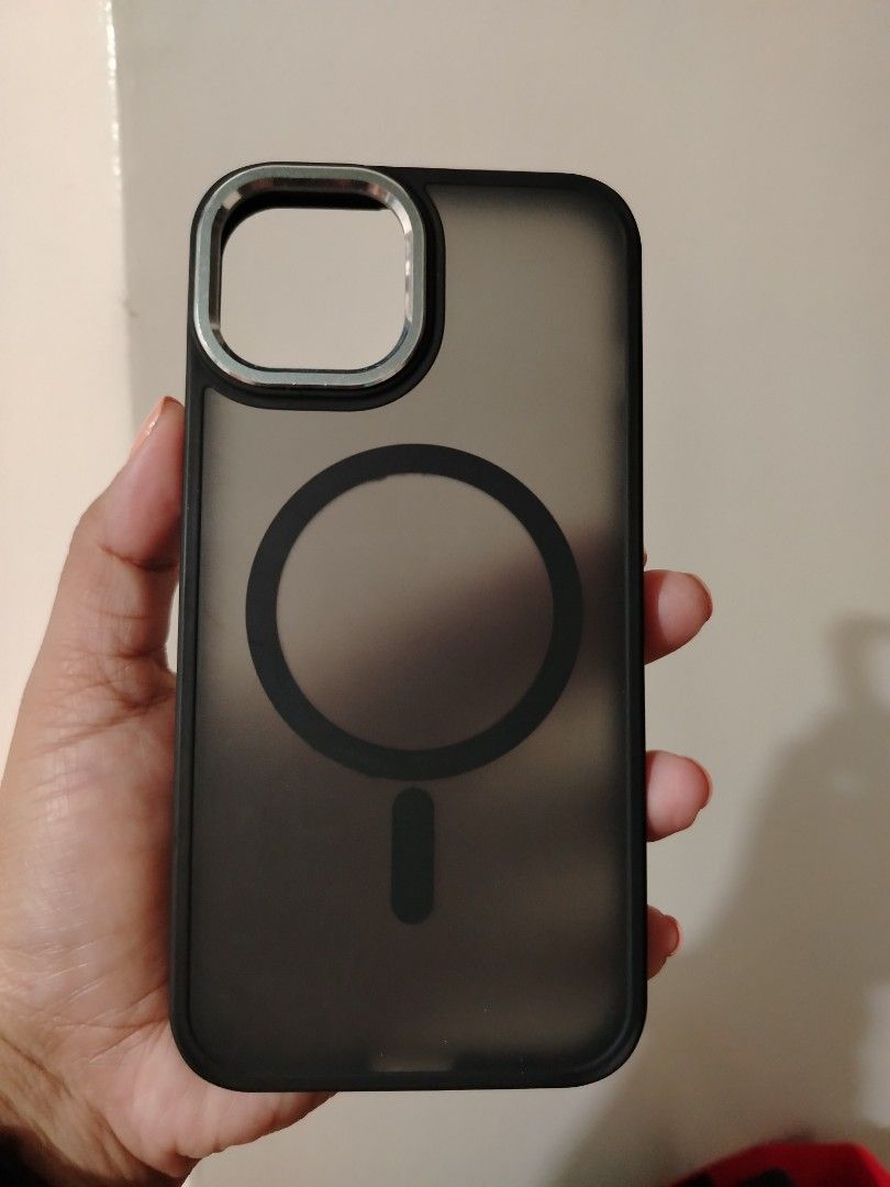 Iphone 13 or 14 magsafe case original (Category: Cases & Sleeves) located in Mandaluyong City. Submitted by skylistings_c (Listing ID 1325558460, Image 1). Description: Like New Original Sa Mall nabili for 700 pesos Great quality Fit for Iphone 13 and 14.