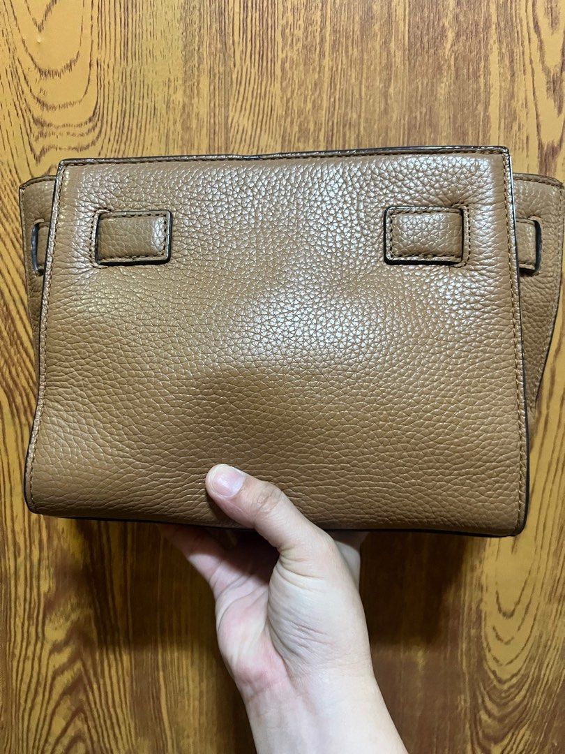 Michael kors hamilton crossbody (Category: Luxury Bags & Wallets) located in Valenzuela. Submitted by dianzskiyo (Listing ID 1325600531, Image 2). Description: 💯 Authentic Preloved MK hamilton crossbody bag 📍 what you see is what you get 📍 Managed ur expectation - this is preloved 📍Signs of usage only 📍 Slightly negotiable 📍 All details were already posted (pls check photos para iwas sa redundant na tanong 😉) 📍 Color may vary due to light