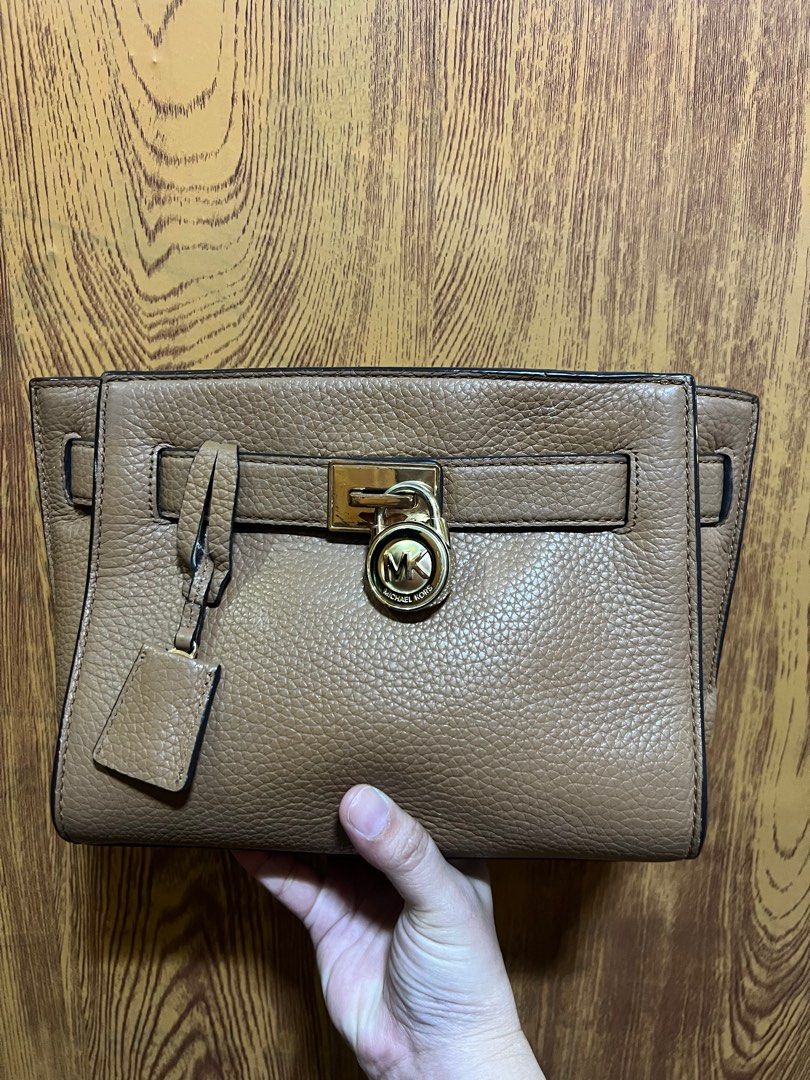 Michael kors hamilton crossbody (Category: Luxury Bags & Wallets) located in Valenzuela. Submitted by dianzskiyo (Listing ID 1325600531, Image 1). Description: 💯 Authentic Preloved MK hamilton crossbody bag 📍 what you see is what you get 📍 Managed ur expectation - this is preloved 📍Signs of usage only 📍 Slightly negotiable 📍 All details were already posted (pls check photos para iwas sa redundant na tanong 😉) 📍 Color may vary due to light