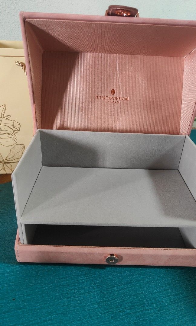 Mooncake box (Category: Storage Boxes & Baskets) located in Singapore. Submitted by babbo526 (Listing ID 1325469080, Image 3). Description: .