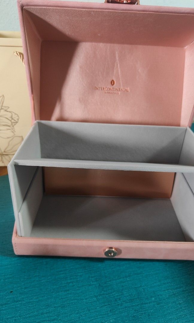 Mooncake box (Category: Storage Boxes & Baskets) located in Singapore. Submitted by babbo526 (Listing ID 1325469080, Image 2). Description: .