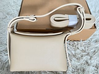 (Category: ) located in . Submitted by clearing_wardrobe (Listing ID 1325606716, Image 1). Description: .