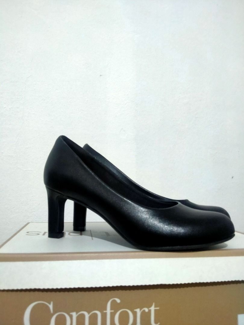 Payless Comfort Plus Leather Office Shoes Size 6 (Category: Heels) located in Manila. Submitted by jazzed02 (Listing ID 1325469800, Image 1). Description: Comfort Plus Leather Office Shoes Kasey Size 6 Bought this last month from Payless for 1,650 selling only for 1,400! Condition: Like new. Used only once. Comes with the original box and tag. RFS: Need funds MOP: Cash (if meetup), Gcash, or Bank Transfer (RCBC or BPI) MOD: Can meet up around Man