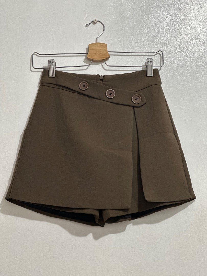 Premium korean rare skorts (Category: Shorts) located in Rodriguez. Submitted by personalprelovedph (Listing ID 1325533288, Image 1). Description: .