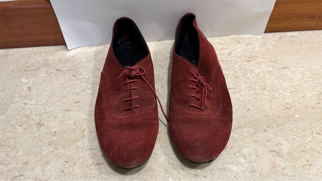 Burgundy suede flat shoes 2025