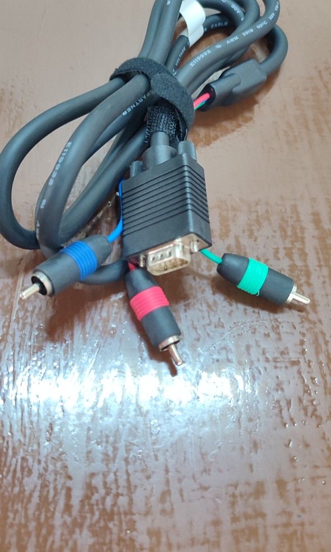 Computer Cable (Category: Cables & Adaptors) located in Kajang. Submitted by tank1313 (Listing ID 1325639187, Image 1). Description: For Pc to projector cable.