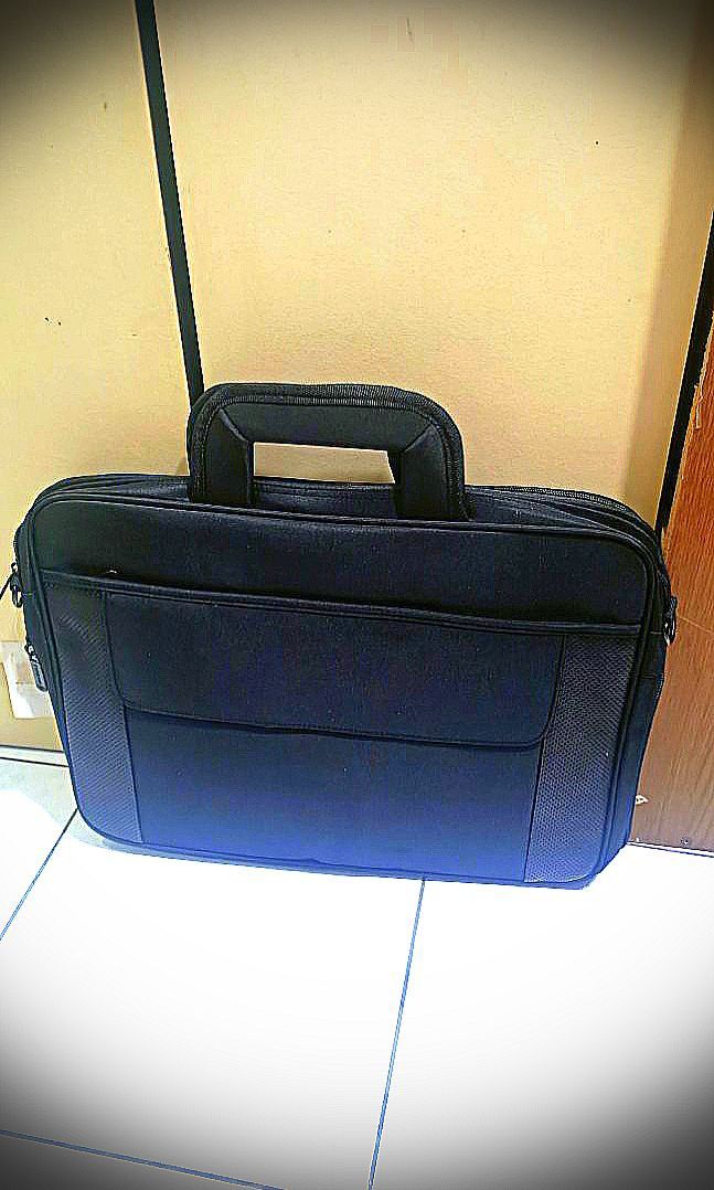 Computer bag (Category: Laptop Bags & Sleeves) located in Seri Kembangan. Submitted by refcom (Listing ID 1324367668, Image 1). Description: Carver fabric.