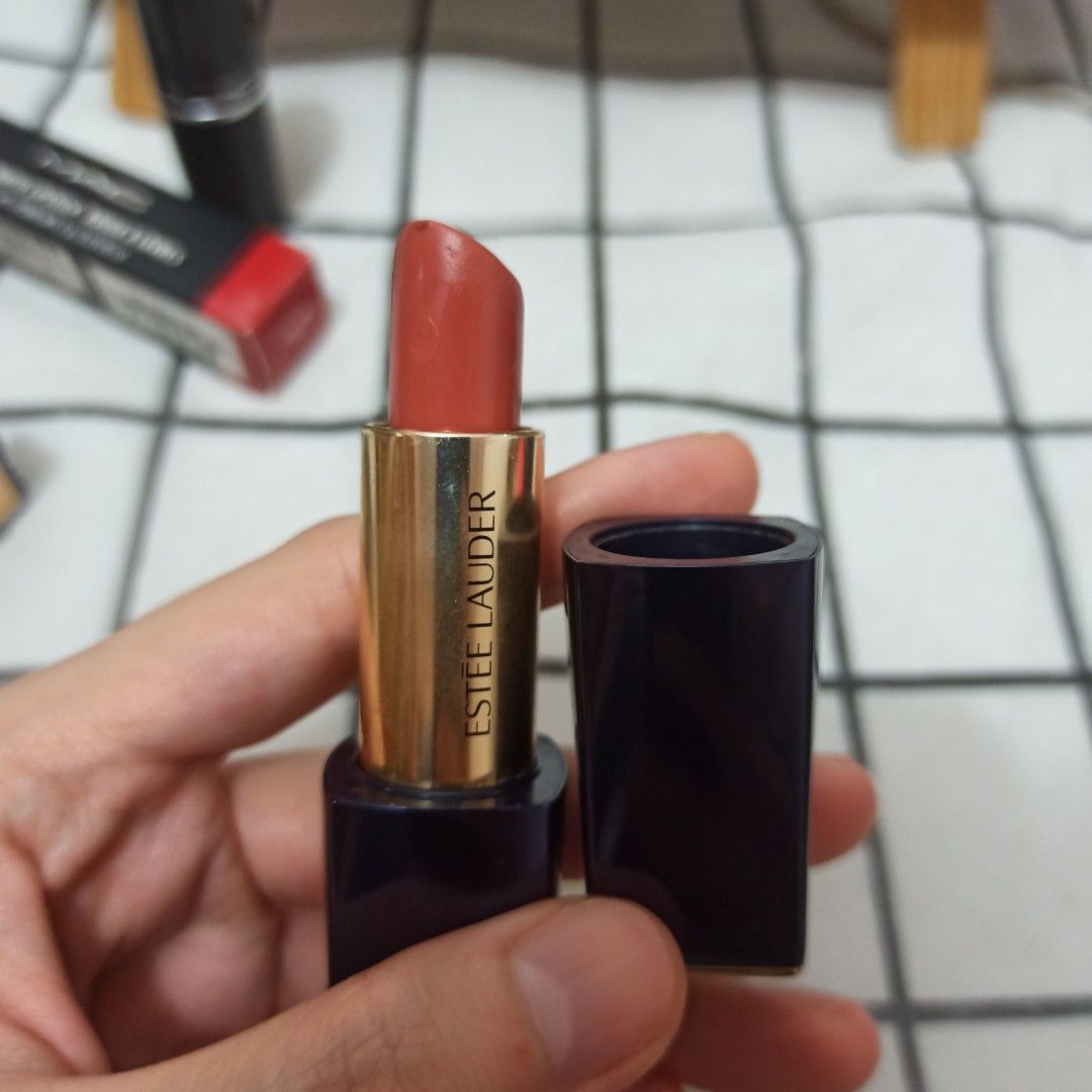 Estee Lauder Lipstick For Sale (Category: Makeup) located in Davao. Submitted by jz1988 (Listing ID 1325699188, Image 1). Description: Estee Lauder Lipstick For Sale shade: rebellious rose 420 NOTE: Used, but still in good condition Price is nego Payment method: Gcash.