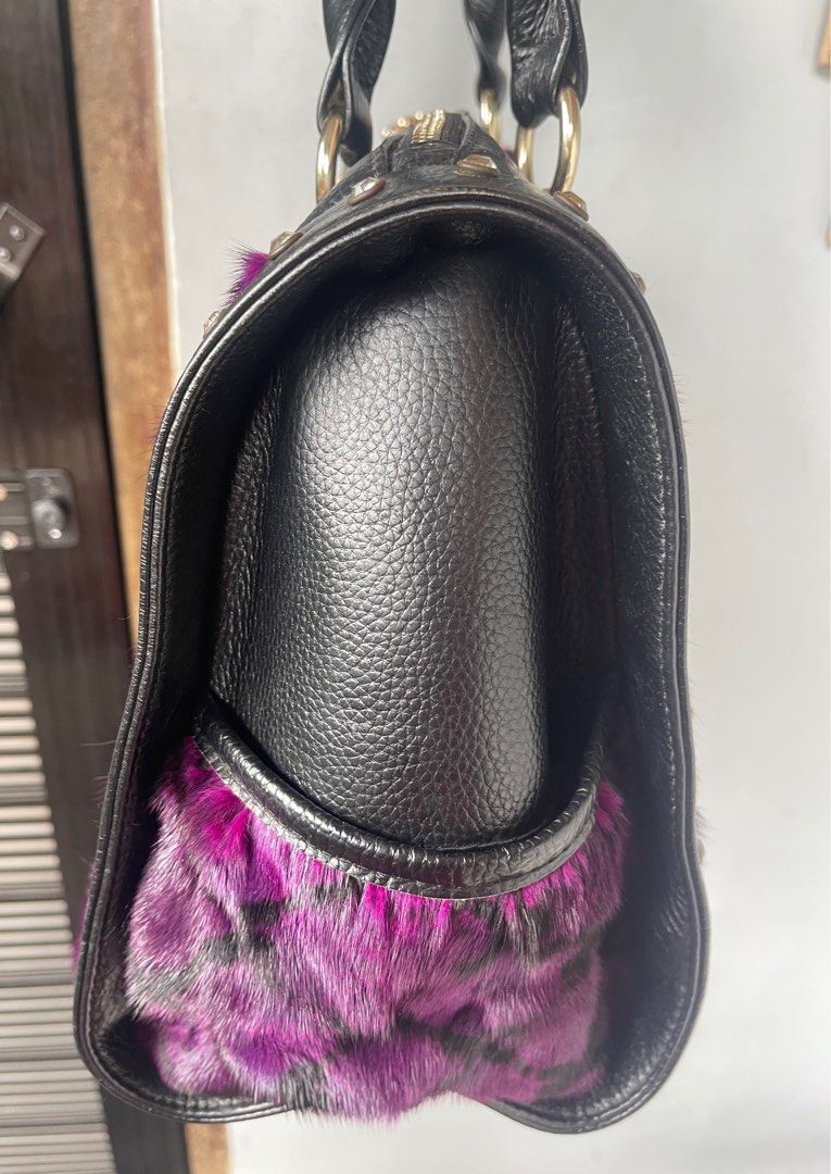 Handbag fur & leather (Category: Clutches) located in Quezon City. Submitted by geuse (Listing ID 1325783720, Image 2). Description: Super nice, unique in actual Sure to be a head-turner Med-L size, spacious & clean Only flaw is 1missing stud (unnoticeable) Only P500 Loc. Tandang Sora, QC Gcash payment Lalamove / J&T delivery.