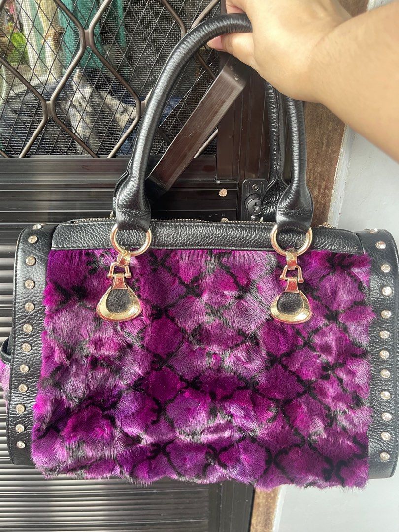 Handbag fur & leather (Category: Clutches) located in Quezon City. Submitted by geuse (Listing ID 1325783720, Image 1). Description: Super nice, unique in actual Sure to be a head-turner Med-L size, spacious & clean Only flaw is 1missing stud (unnoticeable) Only P500 Loc. Tandang Sora, QC Gcash payment Lalamove / J&T delivery.