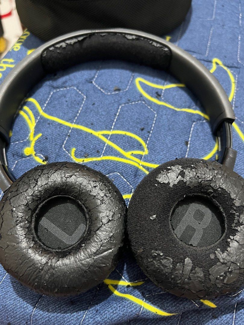 JBL TUNE600BTNC (Category: Headphones & Headsets) located in Valenzuela. Submitted by cd013 (Listing ID 1325662855, Image 3). Description: Original headphone. Earpads is original but is deteriorating already. Can be replaced and available at online at very affordable price. Hindi basag ang sound, can be tested before buying. RFS: very seldom used as I have switched to airpods pro..