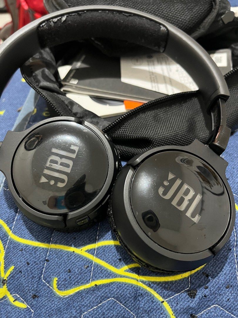 JBL TUNE600BTNC (Category: Headphones & Headsets) located in Valenzuela. Submitted by cd013 (Listing ID 1325662855, Image 1). Description: Original headphone. Earpads is original but is deteriorating already. Can be replaced and available at online at very affordable price. Hindi basag ang sound, can be tested before buying. RFS: very seldom used as I have switched to airpods pro..