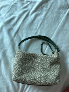（分類：）位於 。 由 bagsshoesfever 提交（商品編號 1325698596，圖片 1）。簡介： 。