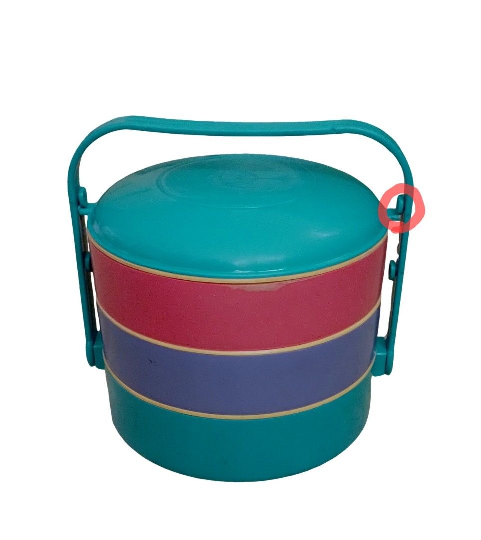 Picnic layered container set ( 3 in 1 ) (Category: Food Organization & Storage) located in Pasig City. Submitted by eclectic_stuff (Listing ID 1325692981, Image 3). Description: Picnic layered container ( 3 in 1 ) 🎈FREE On-purchase 300+ worth in listings 🎈 ■ 4 - removable partition Plus FREE - new disposable cups, spoons & forks # minor flaw> tiny chip on flap (see pic..holding still).