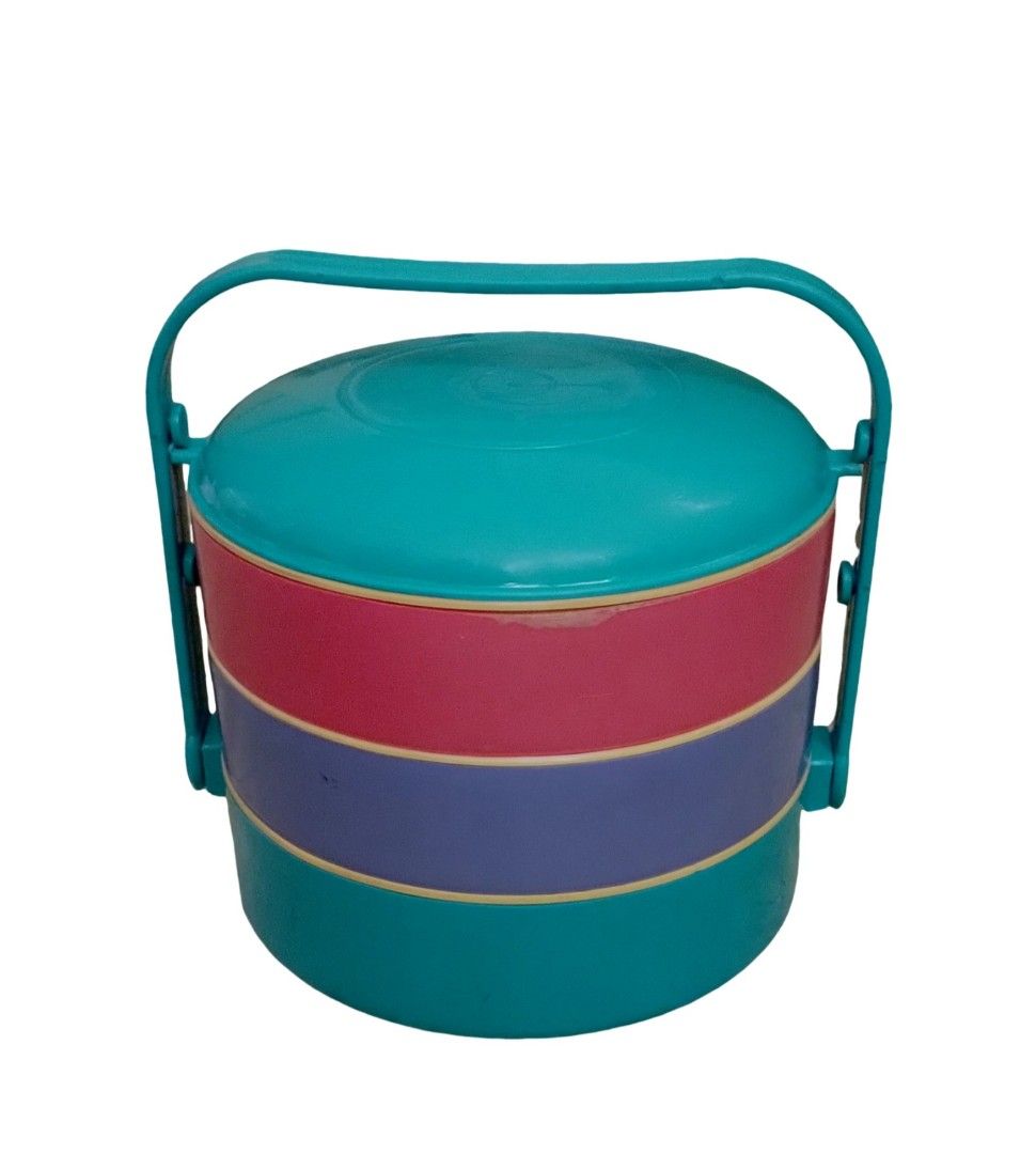Picnic layered container set ( 3 in 1 ) (Category: Food Organization & Storage) located in Pasig City. Submitted by eclectic_stuff (Listing ID 1325692981, Image 1). Description: Picnic layered container ( 3 in 1 ) 🎈FREE On-purchase 300+ worth in listings 🎈 ■ 4 - removable partition Plus FREE - new disposable cups, spoons & forks # minor flaw> tiny chip on flap (see pic..holding still).