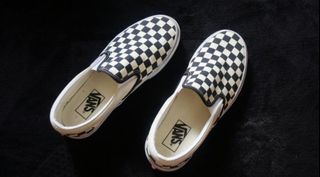 (Category: ) located in . Submitted by me2ucloset (Listing ID 1325755509, Image 1). Description: .