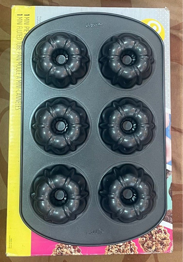 WILTON 6- Cavity Mini Fluted Tube Pan (Category: Bakeware) located in San Jose del Monte. Submitted by thess_garcia (Listing ID 1325663592, Image 2). Description: WILTON 6- Cavity Mini Fluted Tube Pan Dimensions: 41.5 cm x 25.5 cm Never been used RFS: doesn’t fit my oven .
