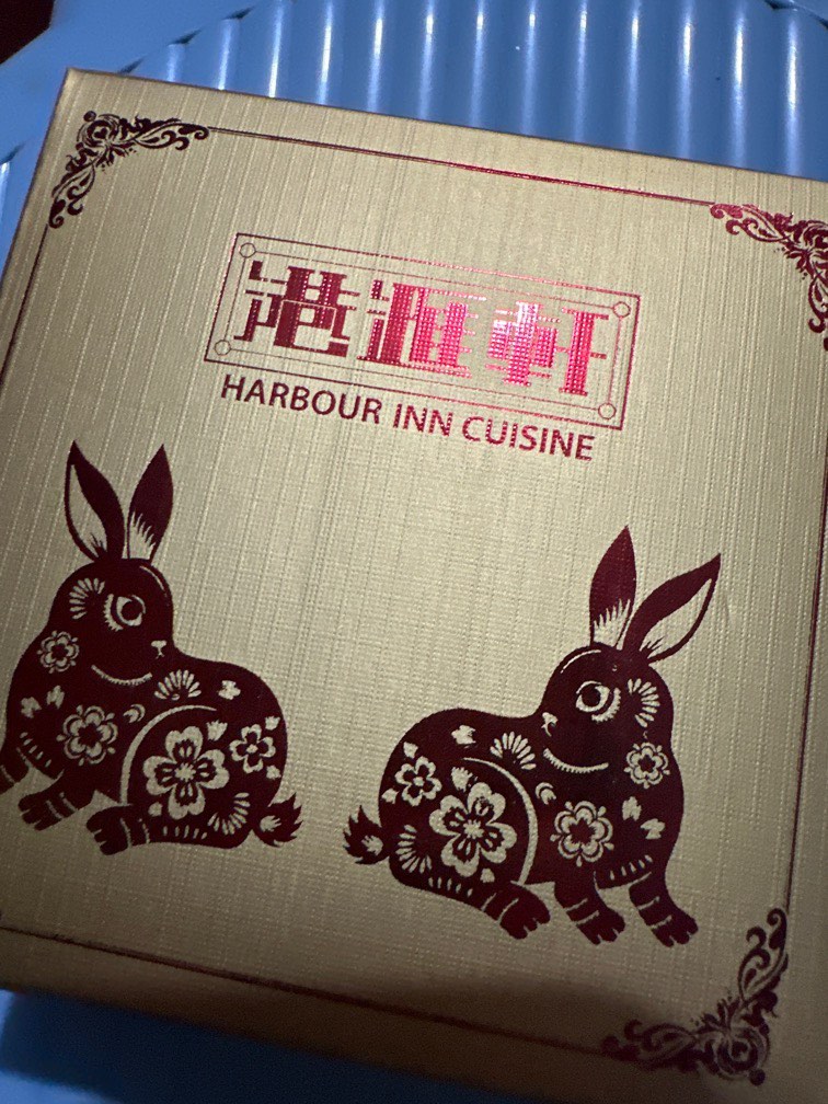 港匯軒雙黃白蓮蓉月餅一個, 嘢食 & 嘢飲, 包裝食物&即食食物 - Carousell