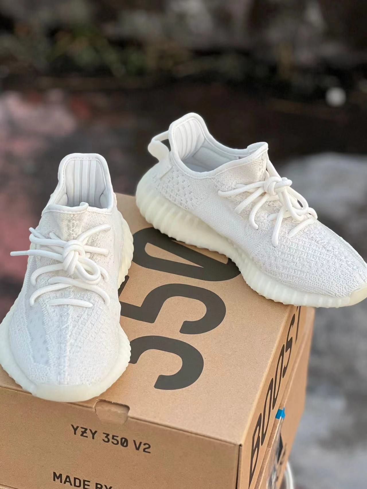 Yezzy 350 v2 white top