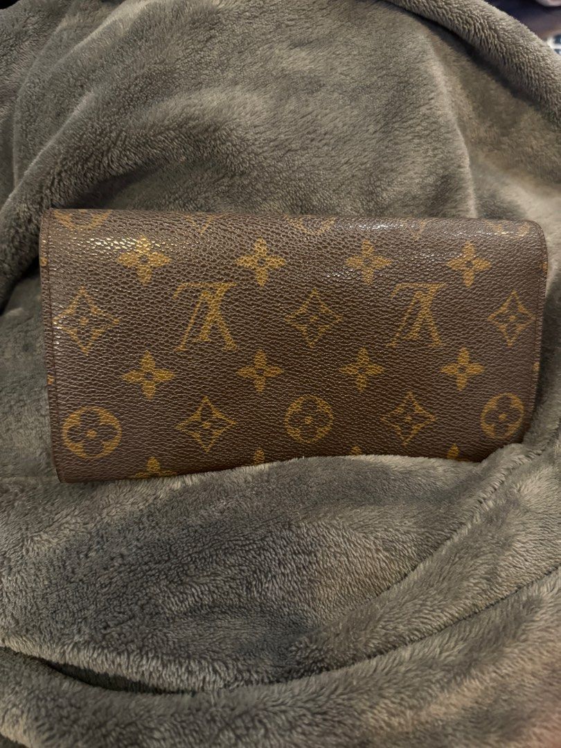Authentic LV long wallet (Category: Luxury Bags & Wallets) located in Don Carlos. Submitted by thejoyofbags2 (Listing ID 1325933163, Image 2). Description: LV wallet Emelie authentic Slightly negotiable See flaws in the picture Sobrang tibay pa Vintage wallet.