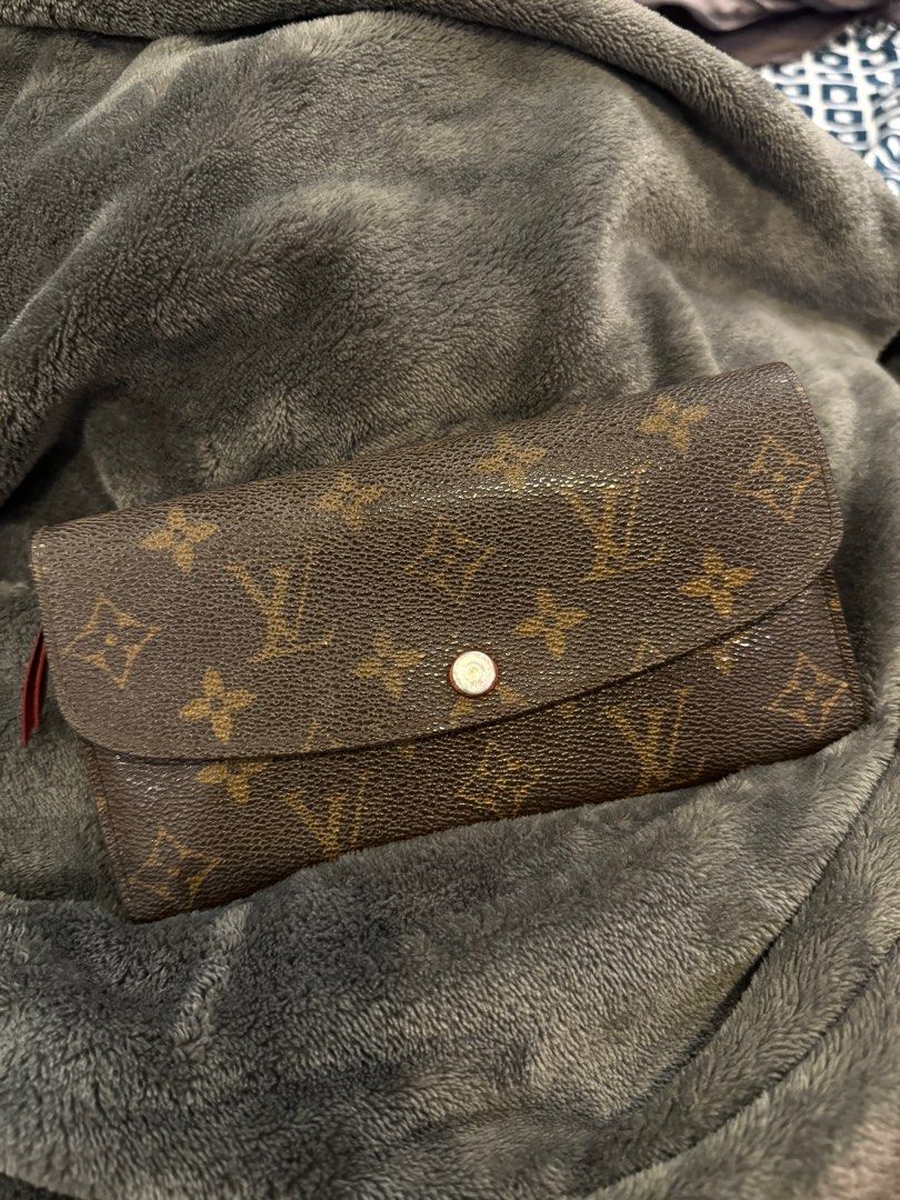 Authentic LV long wallet (Category: Luxury Bags & Wallets) located in Don Carlos. Submitted by thejoyofbags2 (Listing ID 1325933163, Image 1). Description: LV wallet Emelie authentic Slightly negotiable See flaws in the picture Sobrang tibay pa Vintage wallet.