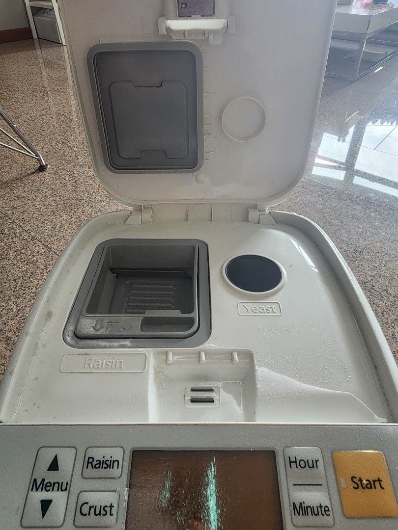 Breadmaker (Category: Breadmakers) located in Singapore. Submitted by evelyna (Listing ID 1325811622, Image 3). Description: SD-P104 used 10x or less in good conditions.