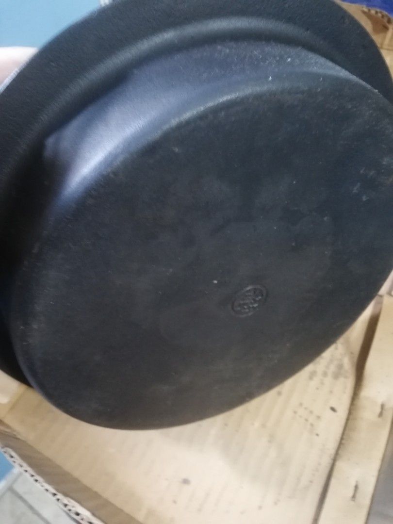 cast iron cookware (Category: Bakeware) located in Paranaque City. Submitted by 4thestate.surplusan (Listing ID 1325904832, Image 2). Description: cast iron cookware , japan sourced.pls see photos.