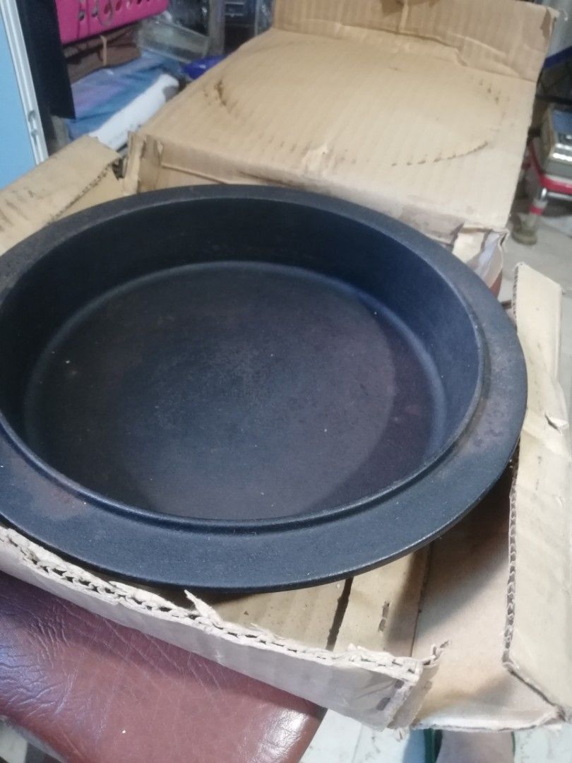 cast iron cookware (Category: Bakeware) located in Paranaque City. Submitted by 4thestate.surplusan (Listing ID 1325904832, Image 1). Description: cast iron cookware , japan sourced.pls see photos.