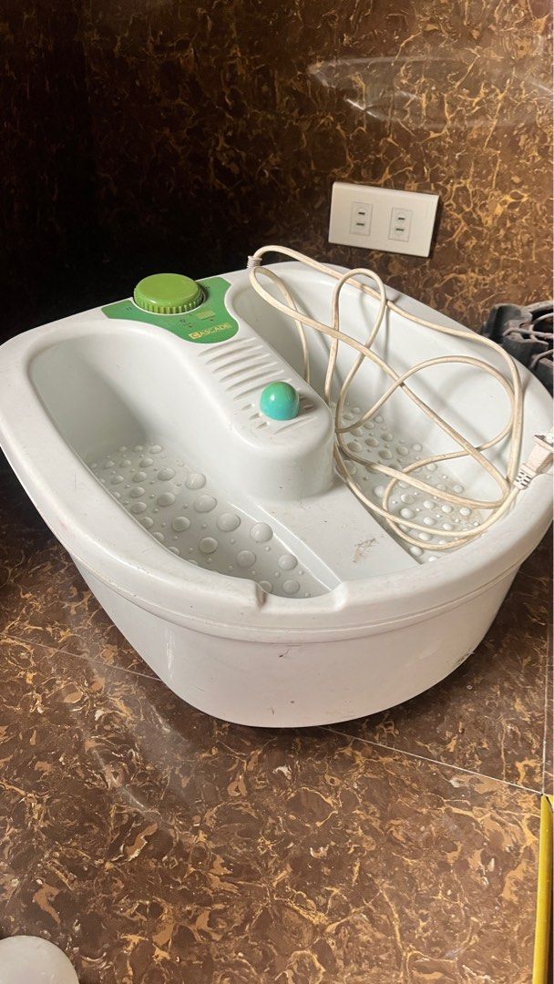 Foot spa (Category: Massage Devices) located in Quezon City. Submitted by amagenie (Listing ID 1325804469, Image 1). Description: Foot spa massager Decluttering.