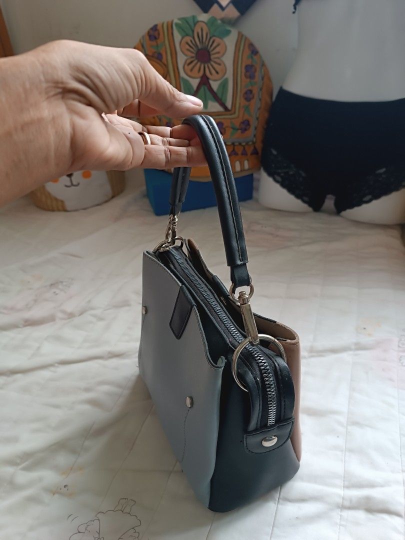 Handbag with compartments hot sale